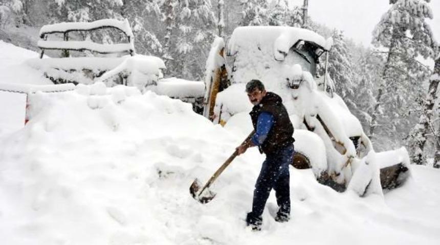 Kartepe'de Otel B&ouml;lgesine Giden Yol Kardan Ulaşıma Kapandı