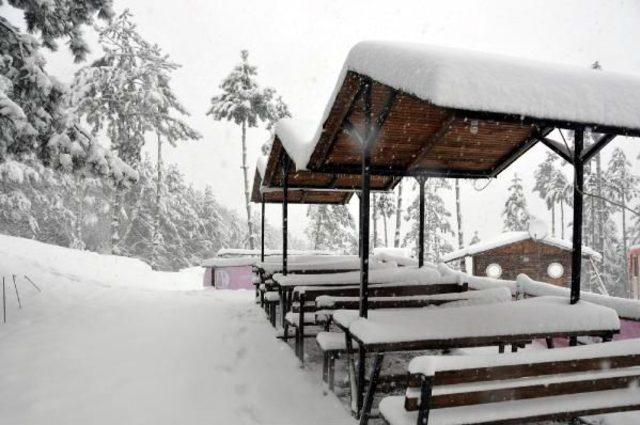 Kartepe'de Otel Bölgesine Giden Yol Kardan Ulaşıma Kapandı