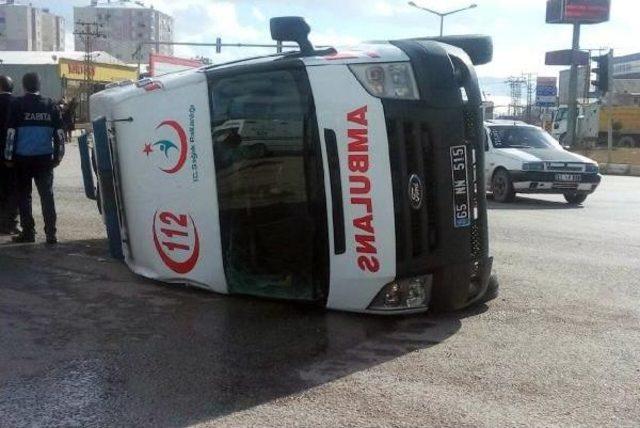 Otomobil, Hamile Kadını Taşıyan Ambulans Ile Çarpıştı