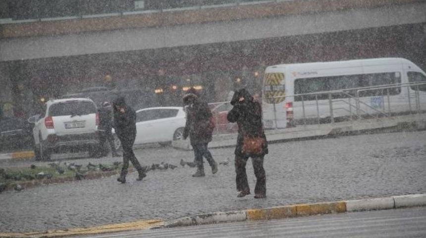 Taksim&rsquo;de Kar Yağışı Etkisini G&ouml;sterdi