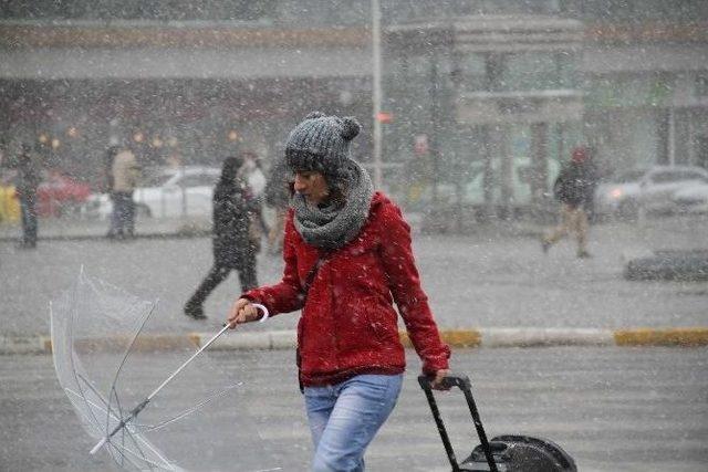 Taksim’de Kar Yağışı Etkisini Gösterdi