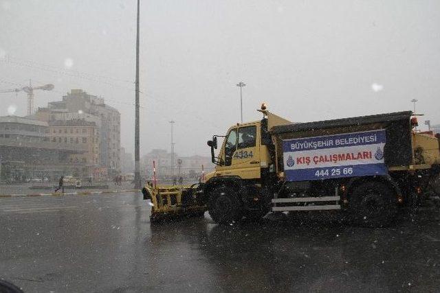 Taksim’de Kar Yağışı Etkisini Gösterdi