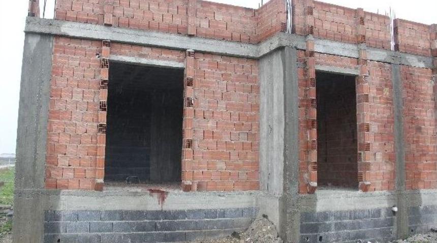 Esrar İ&ccedil;en Akrabasını Bı&ccedil;akladı