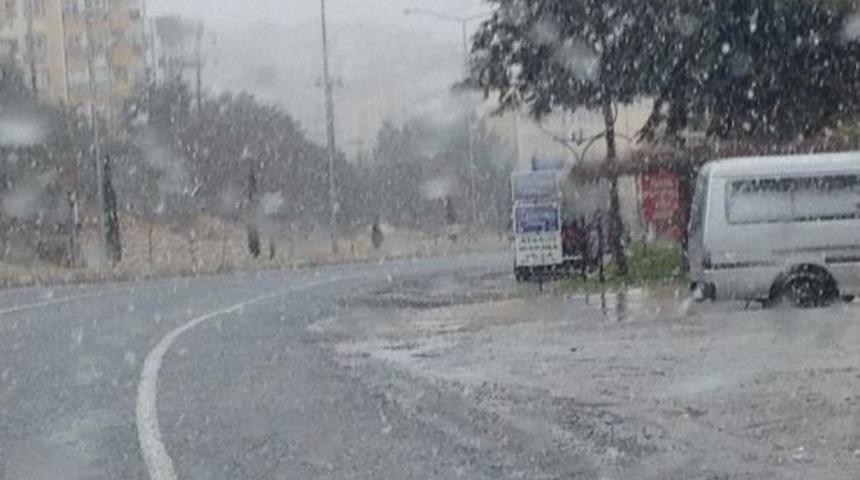 Kuşadası&rsquo;nda Karla Karışık Yağmur Ve Lodos Etkisini S&uuml;rd&uuml;r&uuml;yor