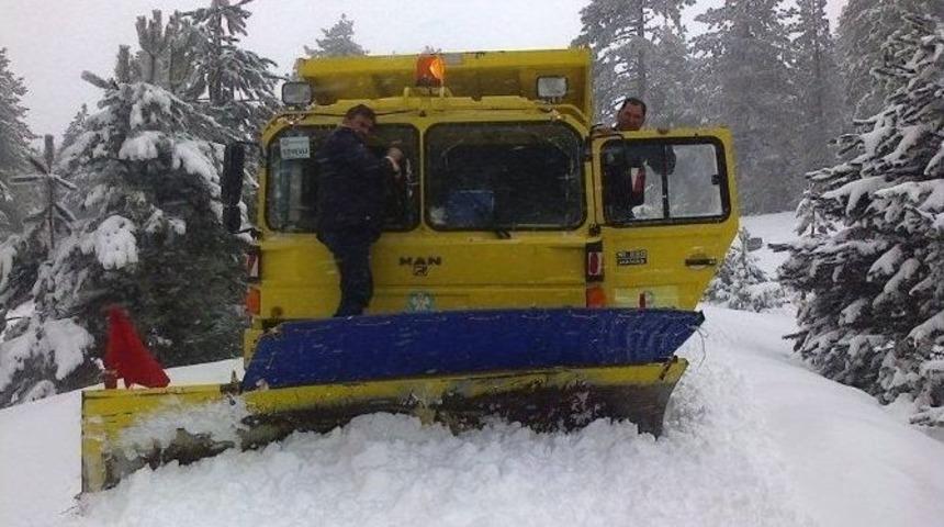 B&uuml;y&uuml;kşehirden Demirci&rsquo;de Kar M&uuml;cadelesi