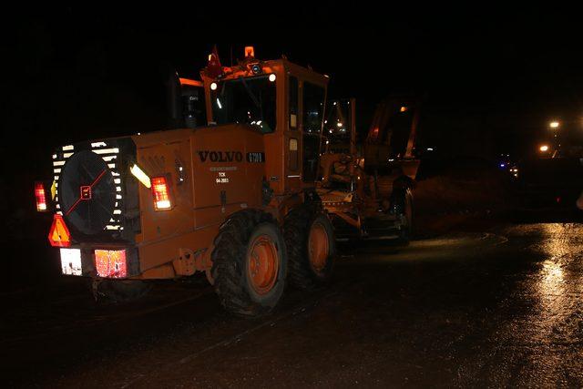 Yağmur nedeniyle toprak kaydı, D-100 Karayolu İstanbul yönü ulaşıma kapandı