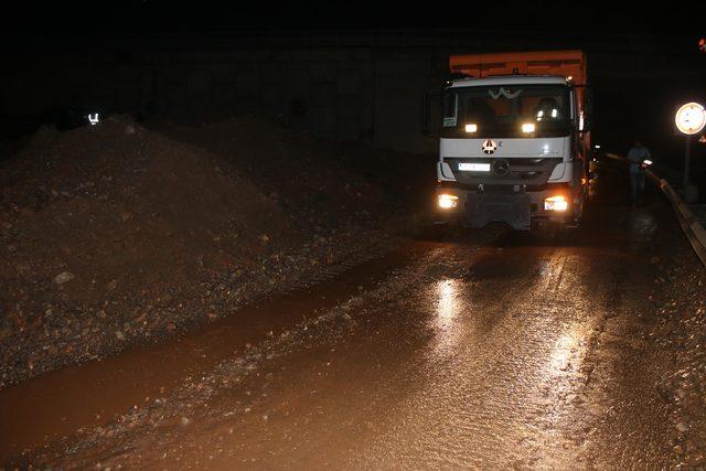 Yağmur nedeniyle toprak kaydı, D-100 Karayolu İstanbul yönü ulaşıma kapandı