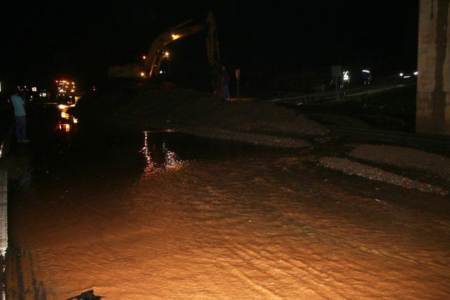 Yağmur nedeniyle toprak kaydı, D-100 Karayolu İstanbul yönü ulaşıma kapandı