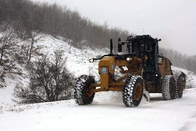 Büyükşehir Ekipleri Kar Mesaisinde