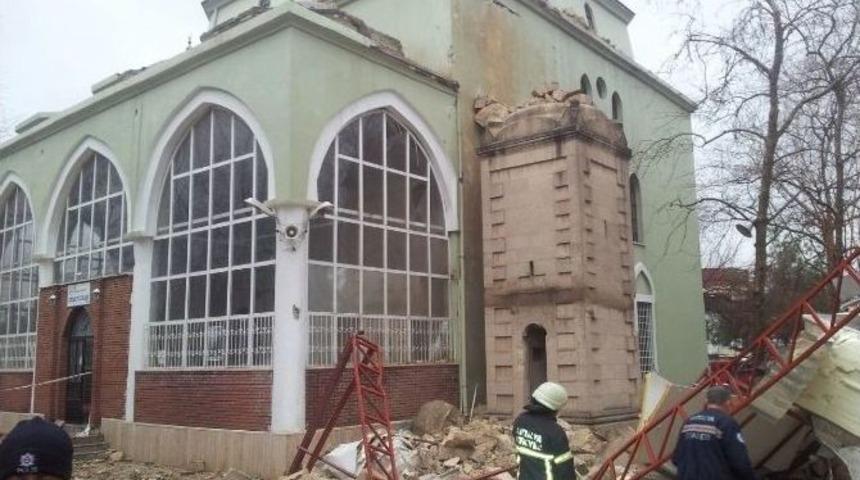 Antalya&rsquo;da Caminin Minaresi Yıldırım D&uuml;şmesi Sonucu Yıkıldı