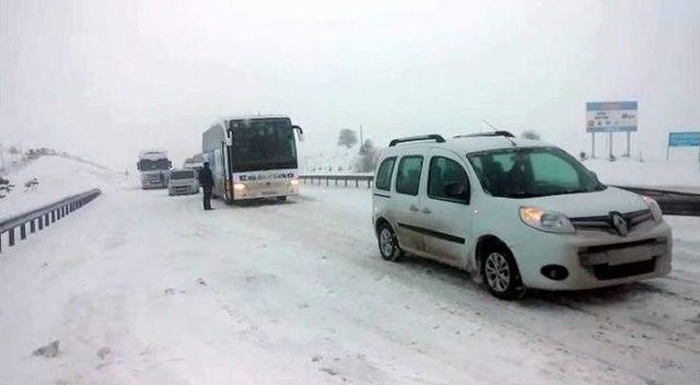 Ankara - İstanbul Otobanı Kar Yağışı Sonrası Kapandı