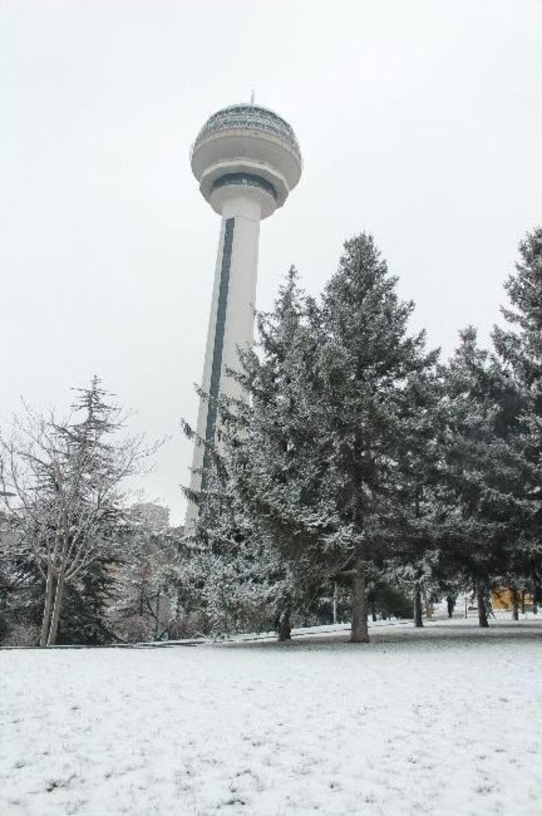 Başkentte Kar Yağışı Aralıklarla S&uuml;r&uuml;yor