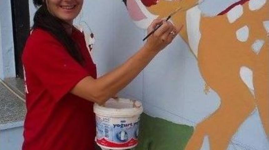 Menderes Rengarenk Boyanıyor