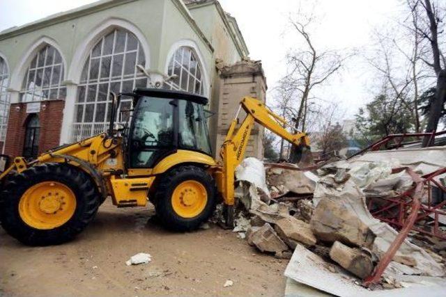 Antalya'da Yıldırım Düşen Minare Yıkıldı (2)