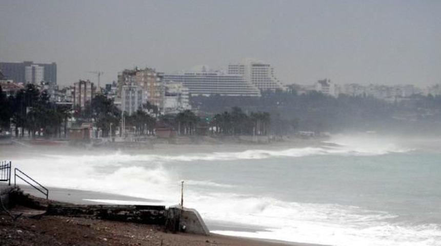 Antalya'da Yağmur Hayatı Olumsuz Etkiledi