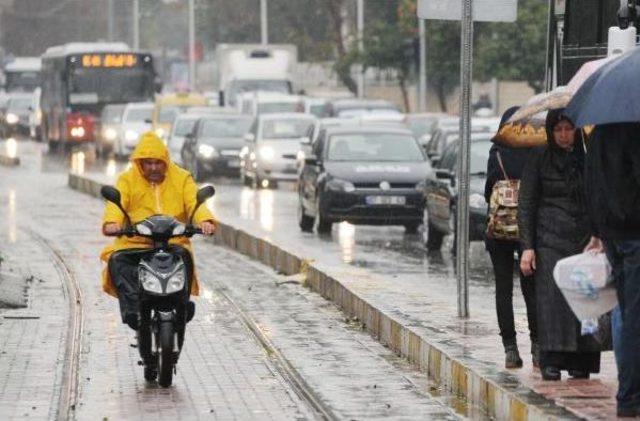 Antalya'da Yağmur Hayatı Olumsuz Etkiledi