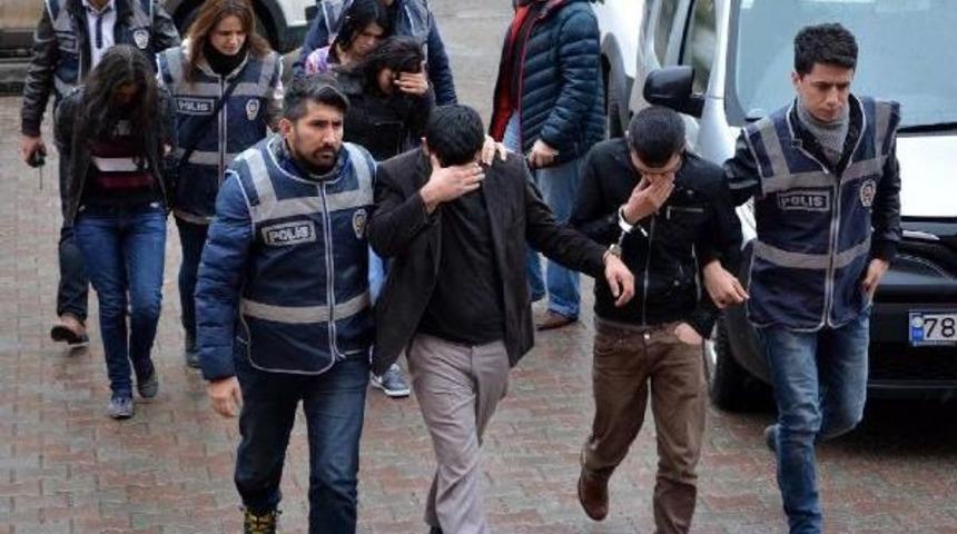 Hırsızlıktan Aranan 5 Kişi Hız Kontrol&uuml;nde Yakalandı