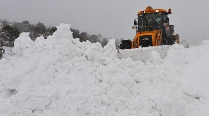 Balıkesir'de Kar Ve R&uuml;zgar Hayatı Olumsuz Etkiliyor