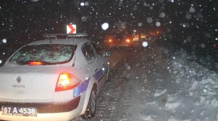(&ouml;zel Haber) Zonguldak&rsquo;ta Ara&ccedil;lar Yolda Mahsur Kaldı