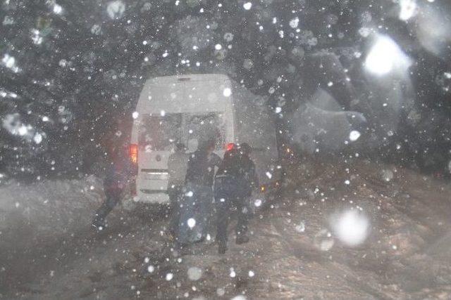 (özel Haber) Zonguldak’ta Araçlar Yolda Mahsur Kaldı