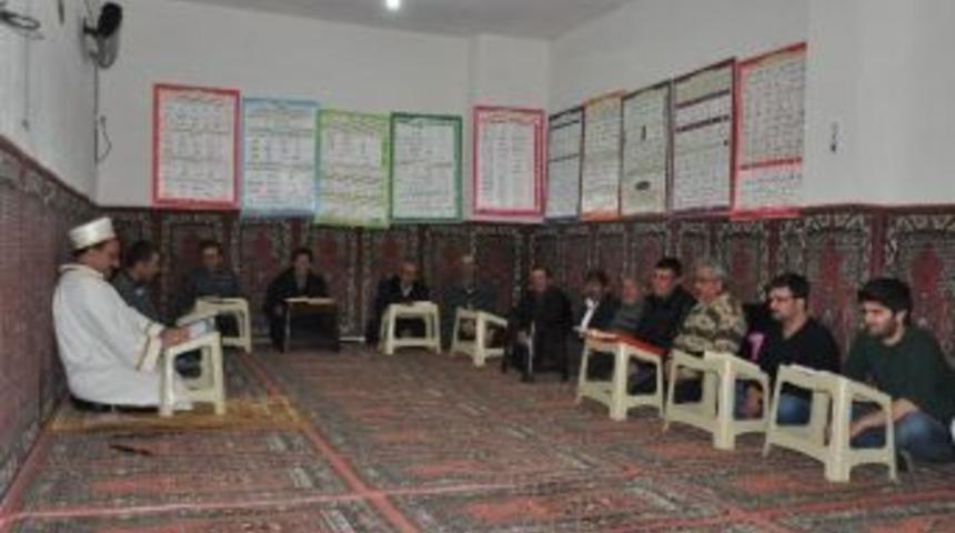 Yaşlılar Ve Gen&ccedil;ler Birlikte Kur&rsquo;an-ı Kerim &Ouml;ğreniyor