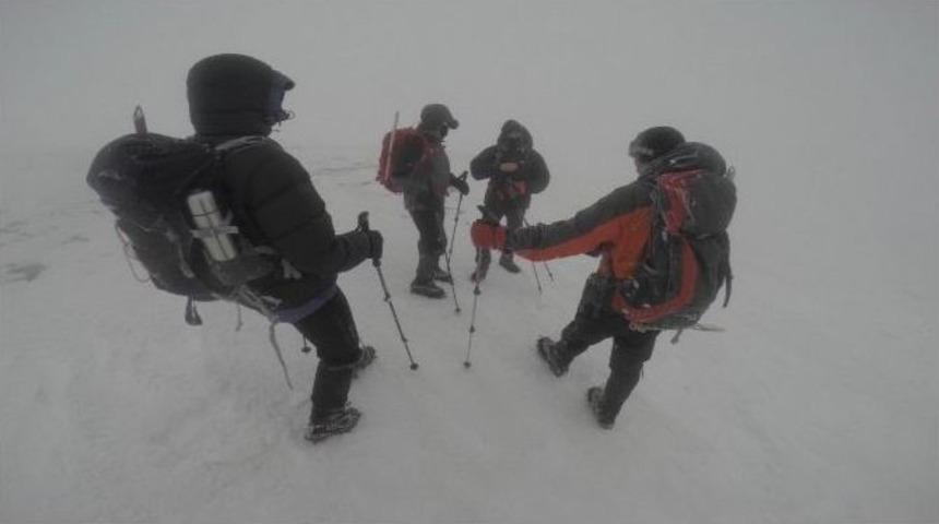 (&ouml;zel Haber) Uludağ&rsquo;da Yakalandıkları Tipiden, Kul&uuml;beye Sığınarak Kurtuldular