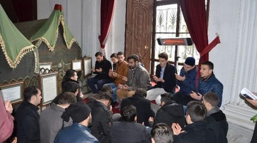 Ak Partili Gen&ccedil;ler Sultan Abd&uuml;lhamit&rsquo;i Kabri Başında Andı