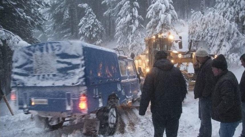 Kar Engeline Takılan Askerlere Edremit Belediyesi Yardım Etti