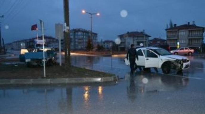 Kulu&rsquo;da İki Otomobil &Ccedil;arpıştı: 3 Yaralı