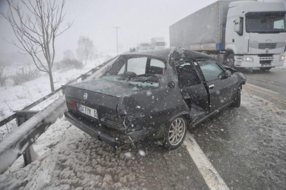 Buzlu Yolda 3 Ara&ccedil; Birbirine Girdi