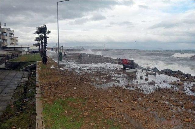 İzmir’de Fırtına Çatıları Uçurdu, Ağaçları Kökünden Söktü