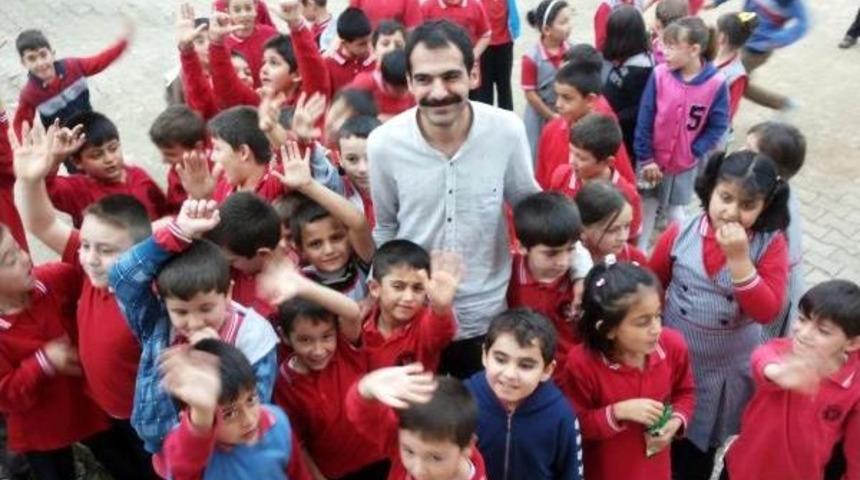 Portre &Ccedil;izerek Kazandığı Parayı K&ouml;y Okullarına Harcıyor