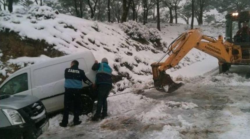 Yolda Kalan S&uuml;r&uuml;c&uuml;leri Ko&ccedil;arlı Belediyesi Ekipleri Kurtardı