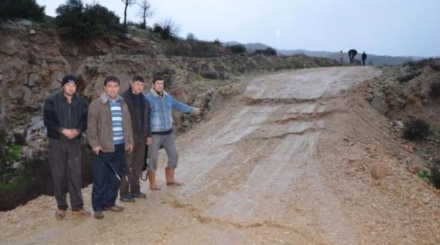 Okul Yolunda Heyelan &Ccedil;ilesi