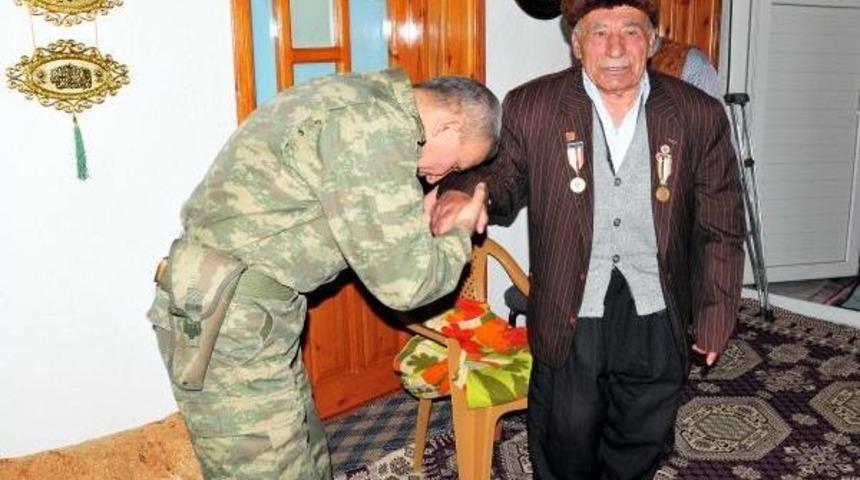 Genelkurmay Başkanı &Ouml;zel'den Kore Gazisine Ak&uuml;l&uuml; Sandalye