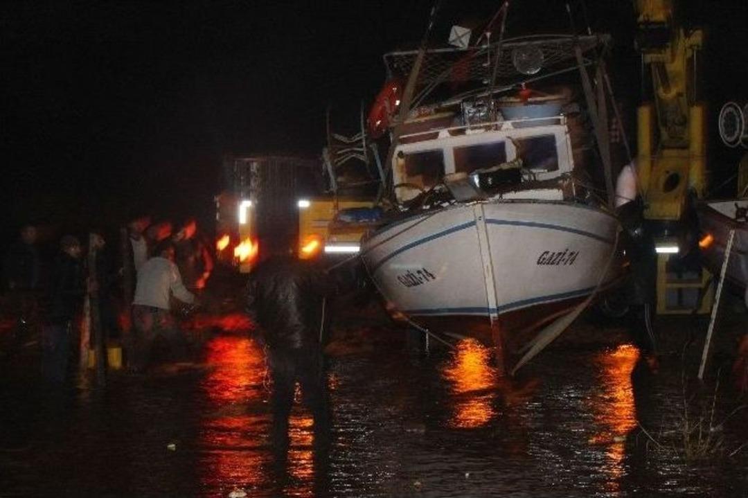 Alanya&rsquo;da Balık&ccedil;ı Tekneleri Dev Dalgalara Yenildi