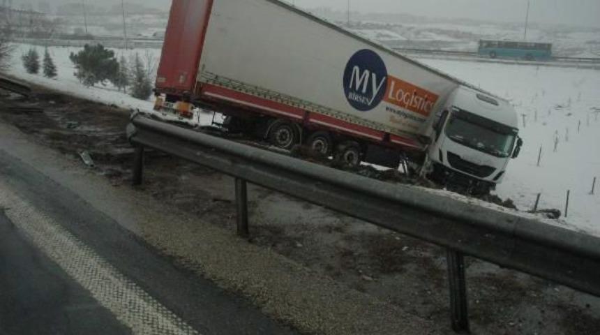 Bariyere &Ccedil;arpan Tır Yoldan &Ccedil;ıktı