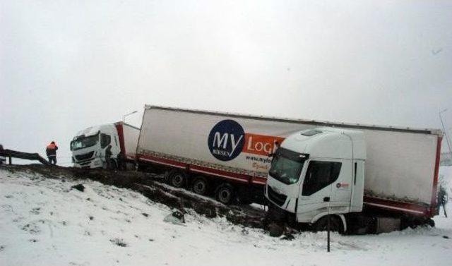 Bariyere Çarpan Tır Yoldan Çıktı