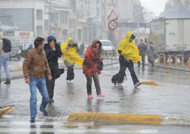 Taksim Beyaza Büründü