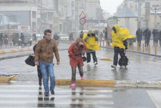 Taksim Beyaza Büründü