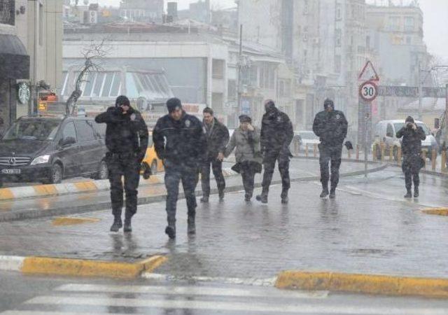 Taksim Beyaza Büründü