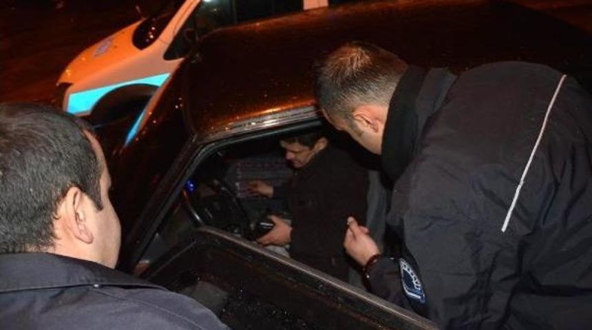 Elinde Bira Şişesiyle Otomobilde Sızan S&uuml;r&uuml;c&uuml;ye Para Cezası