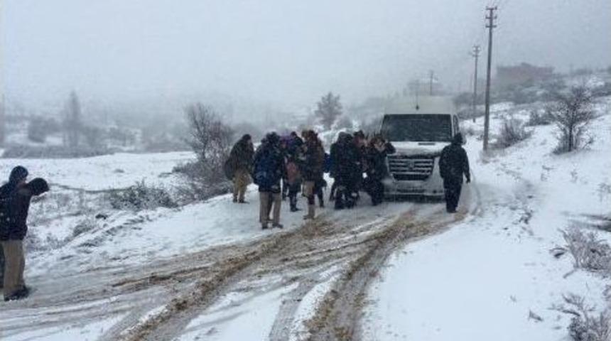 43 Mahalle Yolu Trafiğe Kapandı