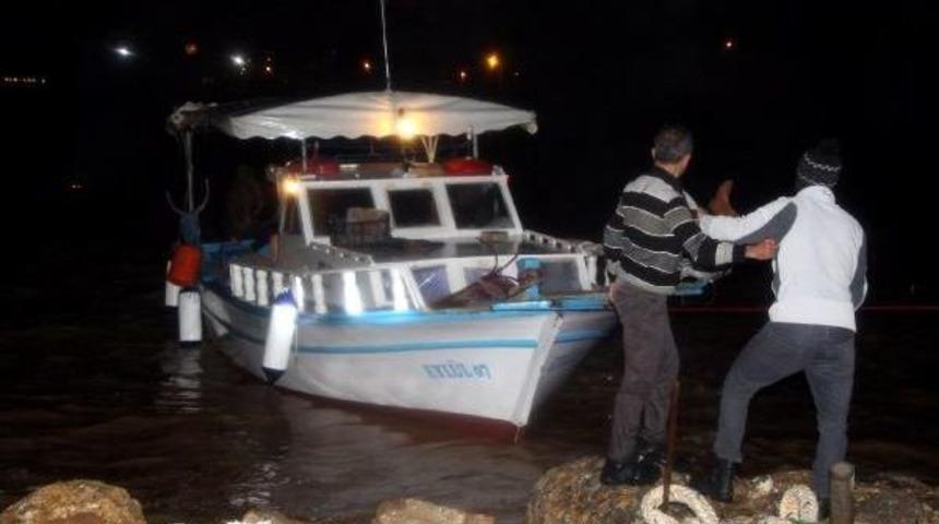 Dev Dalgalar Balık&ccedil;ı Teknelerini Batırdı