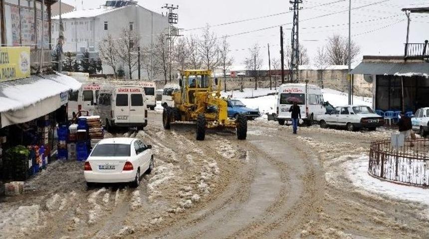Sincik&rsquo;te Kar Yağışı Hayatı Olumsuz Etkiliyor