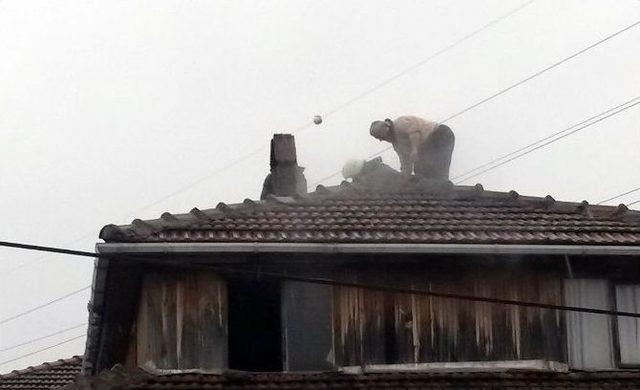 Çatıda Çıkan Yangını İtfaiye Ekibi Söndürdü