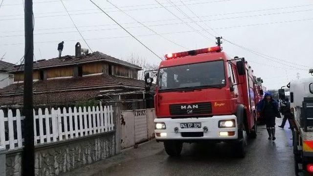 Çatıda Çıkan Yangını İtfaiye Ekibi Söndürdü