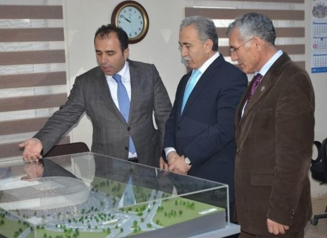 Adana Valisi B&uuml;y&uuml;k, Yeni Stadın İnşaatında İncelemelerde Bulundu