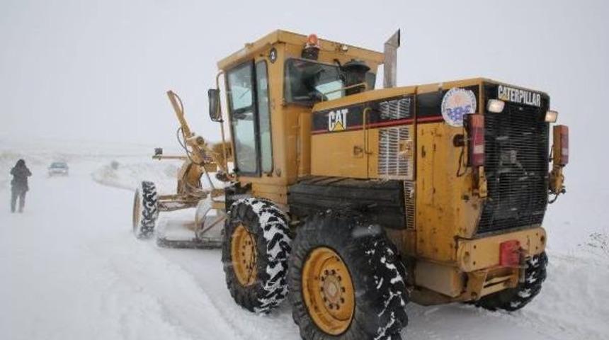 G&ouml;lbaşı'nda Kar M&uuml;cadelesi