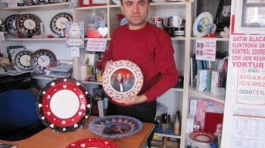 Sevgililer G&uuml;n&uuml;&rsquo;ne &Ouml;zel &Ccedil;ini Tabak Ve Bardaklara Fotoğraf Baskısı